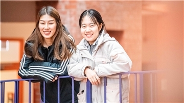Die beiden 23-jährigen Studentinnen Jinna Pang (links) und Xiaoxu Geng wissen, wie schwer die Situation für ihre Familien und Freunde in China ist.