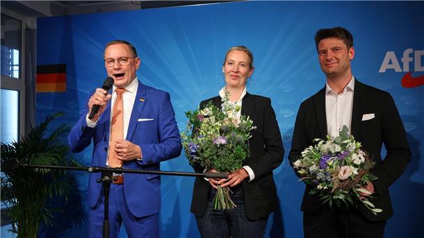 AfD stärkste Kraft im Osten Die beiden AfD-Chefs Tino Chrupalla und Alice Weidel feiern das Ergebnis der Europawahl zusammen mit AfD-Kandidat René Aust in der AfD-Parteizentrale in Berlin.