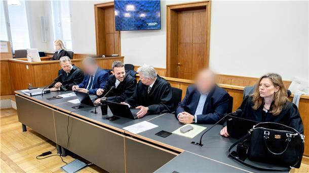 Die beiden Angeklagten (2.v.l. und 2.v.r) sitzen mit ihren Anwälten (l-r) Karsten Randt, Erik Duesberg, Jochen Bachmann, Anwältin Eva Kohler im Gericht.