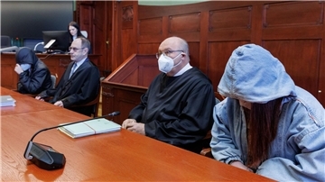 Die beiden Angeklagten, der 19-jährige Mann (l) und die 17-jährige Frau (r), wurden schuldig gesprochen.