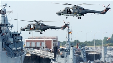Die beiden Bordhubschrauber vom Typ Sealynx der Fregatte "Bayern" präsentieren sich beim Tag der offenen Tür in Wilhelmshaven.