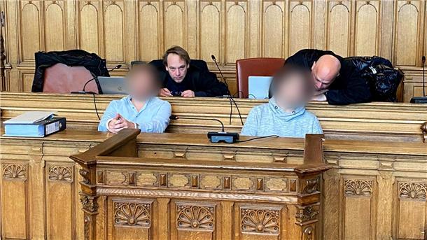 Die beiden Bremerhavener Angeklagten vor Prozessbeginn mit ihren Strafverteidigern Florian Burgsmüller (hinten links) und Alexander Ukat.