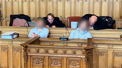 Die beiden Bremerhavener Angeklagten vor Prozessbeginn mit ihren Strafverteidigern Florian Burgsmüller (hinten links) und Alexander Ukat.