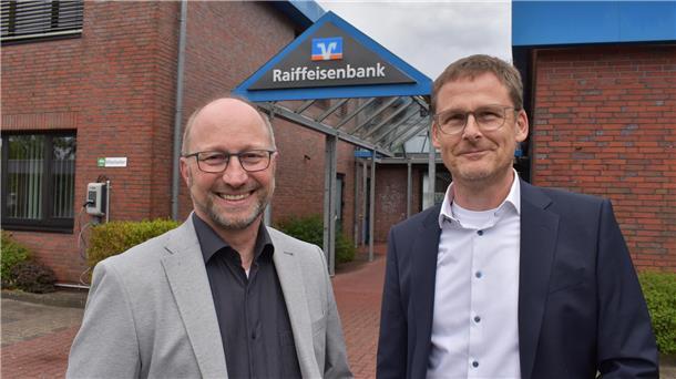 Das Foto zeigt die beiden Vorstände der Raiffeisenbank Butjadingen-Abbehausen vor dem Bankgebäude in Burhave.