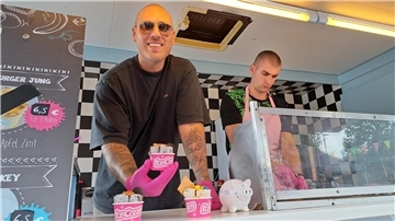 Pedro (l.) und Leon von Rolling Ice aus Hamburg kommen mit ihrem Truck zum Street-Food-Festival nach Beverstedt. 