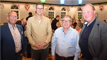 Die beiden Landesverbandsvorsitzenden Michael Hempen (links) und Rudolf Robrahn (rechts) mit dem neu gewählten Sprecher für den Rodenkircher Markt, Steven von Halle (Zweiter von links), und dem wiedergewählten Sprecher Dietrich Meier.