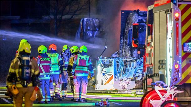 Zwei Lastwagen in Bremer Überseestadt ausgebrannt Die beiden Lastwagen brannten komplett aus.