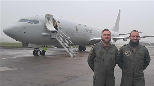 Die Piloten Fregattenkapitän Daniel P. (l.) und Kapitänleutnant Daniel H. sind die neue P-8A Poseidon von den USA nach Nordholz geflogen.