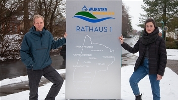 Die beiden Projektkoordinatoren Gerke Rademacher und Saskia Stöwing arbeiten gemeinsam mit Lena Sophie Darnedde (nicht im Bild) am „Zukunftsraum Wurster Nordseeküste“.