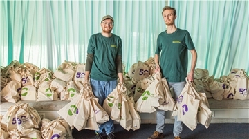 Studenten der Hochschule Bremerhaven mit Ersti-Taschen.