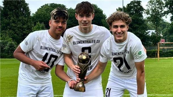 Die beiden U17-Fußballer Tyrese Voß (links) und Noah Harms (rechts) haben erneut den Bremer Landespokal gewonnen. Ihr Blumenthaler Mitspieler Melvin Möller hält die Trophäe. 