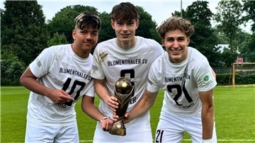 Die beiden U17-Fußballer Tyrese Voß (links) und Noah Harms (rechts) haben erneut den Bremer Landespokal gewonnen. Ihr Blumenthaler Mitspieler Melvin Möller hält die Trophäe. 