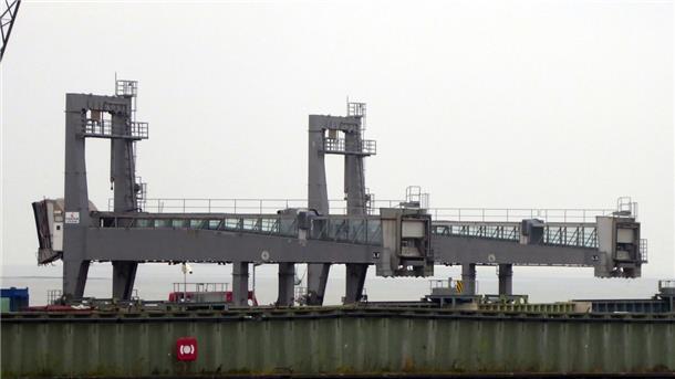 Die beiden über 20 Jahre alten Kocks-Passagierbrücken Nr. 2 und 3 werden zurzeit demontiert. Bis Ende März 2023 soll die erste neue Passagierbrücke am Kreuzfahrtterminal aufgebaut worden sein.