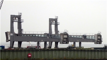 Die beiden über 20 Jahre alten Kocks-Passagierbrücken Nr. 2 und 3 werden zurzeit demontiert. Bis Ende März 2023 soll die erste neue Passagierbrücke am Kreuzfahrtterminal aufgebaut worden sein.
