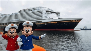 Die bekannten Disney-Figuren Minnie und Micky Maus in Kapitänsuniformen begrüßen die „Disney Adventure“: Das Schiff verlässt erstmals das Baudock der Meyer Werft in Wismar – am Bug das bekannte Micky-Maus-Gesicht, begleitet von einem Feuerwerk.