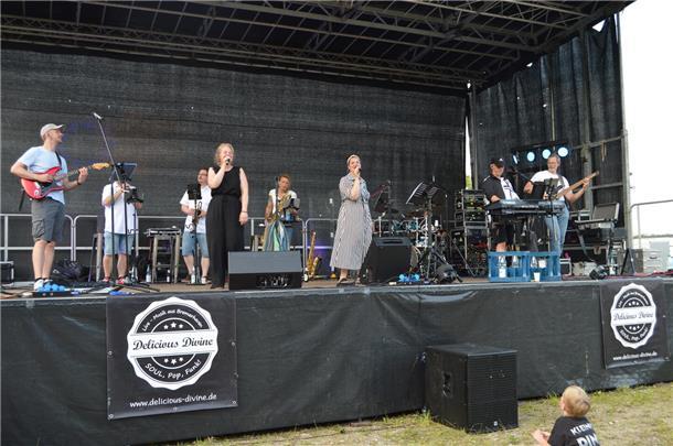 Die beliebte Partyband Delicious Divine sorgte bis in den späten Abend für beste Stimmung beim 75-jährigen Jubiläum der Siedlergemeinschaft Stotel.