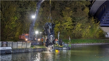 In Kanal gestürztes Auto: Drittes Todesopfer identifiziert Die Bergung war laut Feuerwehr kompliziert.