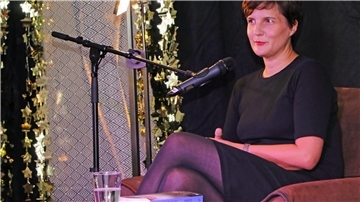 Die Berliner Autorin Anne Stern hat in Zeven ihr Buch „Fräulein Gold" vorgestellt.