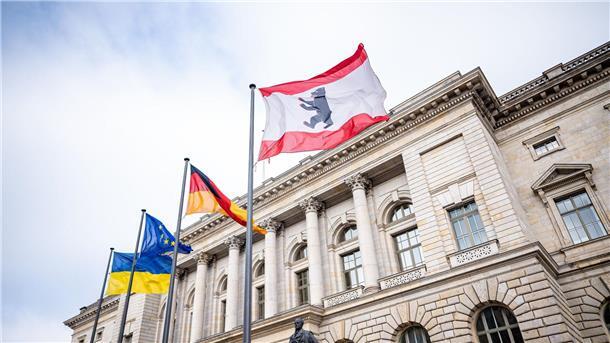 Berliner Wahlleiter: Entwurf ist kein Endergebnis Die Berliner Flagge weht vor der Wiederholungswahl vor dem Berliner Abgeordnetenhaus. Am 16. März 2023 sollen die neugewählten Abgeordneten des Landesparlaments nach der Wiederholungswahl erstmals zusammenkommen.
