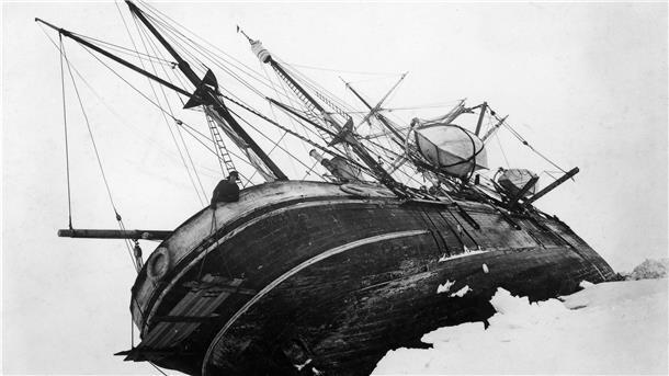 Ein Schiff kentert