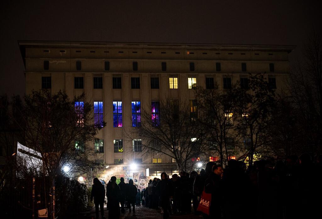 Die berühmte Schlange vor dem Berliner Technoclub „Berghain“ - der Name leitet sich vom Standort im Berliner Bezirk Friedrichshain-Kreuzberg ab. (Archivbild)