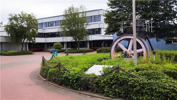 Gebäude und Hof der Berufsbildenden Schulen Wesermarsch in Brake