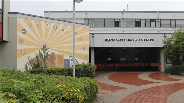 Der Eingang zum Berufsbildungszentrum. 