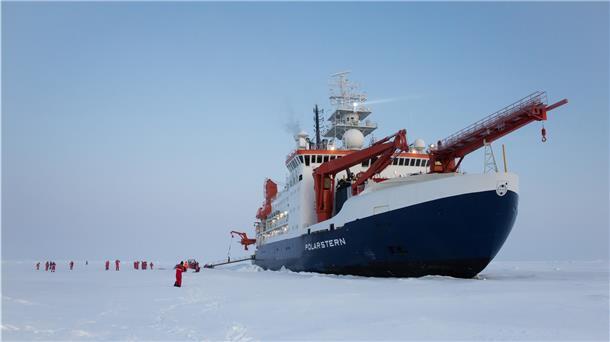 Die Besatzung der „Polarstern“ bekommt Weihnachtsgrüße aus der Heimat.