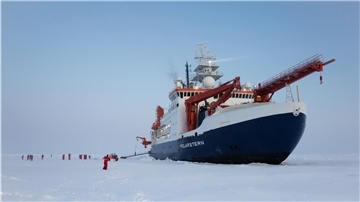 Die Besatzung der „Polarstern“ bekommt Weihnachtsgrüße aus der Heimat.