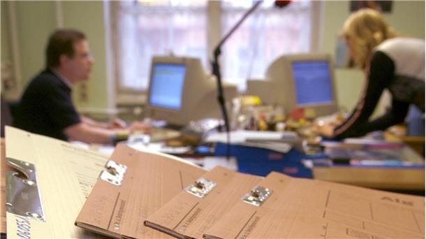 Die Beschäftigten des öffentlichen Dienstes erhalten eine Corona-Zulage. Je nach Gehaltsstufe erhalten die Mitarbeiter der Kommunen zwischen 300 und 600 Euro mit der Dezembergehaltsabrechnung.
