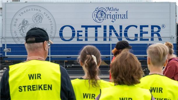 Dutzende Oettinger-Beschäftigte demonstrieren Die Beschäftigten fordern einen „fairen Tarifabschluss“.