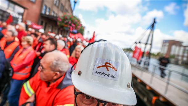 Die Beschäftigten von Arcelormittal in Duisburg haben im Innenhafen für den Erhalt ihrer Arbeitsplätze demonstriert. Das Unternehmen hatte im Juni seine Investitionspläne für das Duisburger Werk auf Eis gelegt.