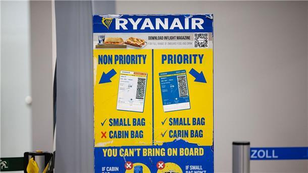 Die Beschwerde richtet sich auch gegen die Handgepäckregeln von Ryanair - die irische Fluggesellschaft sieht sich jedoch im Recht. (Archivbild)