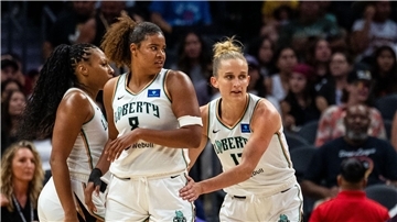 Die beste Partie ihrer WNBA-Karriere reichte nicht zum Sieg: Nyara Sabally (links) mit Teamkollegin Leonie Fiebich.