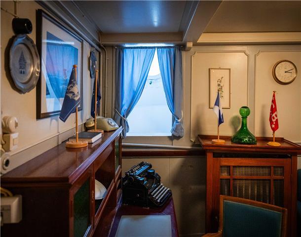 Die Besucher der Maritimen Tage dürfen sogar das Kapitänszimmer auf der „Schulschiff Deutschland“ besuchen.