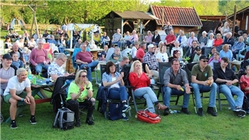 Die Besucher des Picknicksommer-Auftakts genossen die Atmosphäre und ließen es sich am ersten wirklich milden Abend des Jahres gut gehen.