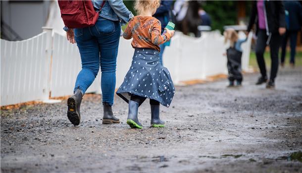 Regen, Wettkämpfe und Showreiten: Das sind die Elmloher Reitertage in Bildern Die Besucher haben bereits regenfestes Schuhwerk an.