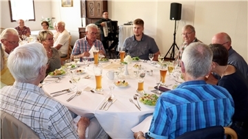 Die Besucher ließen sich das gute Essen schmecken und lauschten zwischen den Gängen interessiert den Kurzvorträgen der Landwirte.