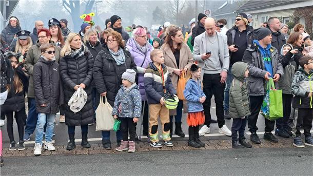Die schönsten Fotos vom Karneval in Wehdel: Was für ein bunter Umzugstrubel Die Besucher - vor allem die Kinder - lauern am Straßenrand auf Süßigkeiten.