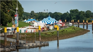 Die Besucher zieht es in Bremen wieder an die Weser.