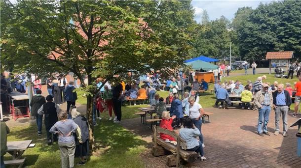 Die Besucherinnen und Besucher kamen in Scharen: Die Bedingungen für den jüngsten Torftag bei den Treidlers in Kuhstedtermoor waren ideal.