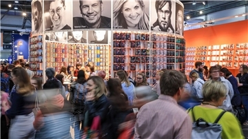 Die Besucherzahlen der Leipziger Buchmesse sind nach drei Jahren Zwangspause fast wieder auf dem Niveau wie vor Corona.