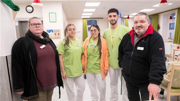 Drohende Abschiebung von Pflegern - Lauterbach will helfen Die Betreiber des Hauses Wilstedt, Andrea Wohlmacher (l) und Tino Wohlmacher (r) wollen die Abschiebung der Pflegekräfte (2.v.l-r) Liliana Arenas, Camila Carrillo und Diego Carrillo Arenas und weiteren Beschäftigten verhindern. (Archivbild)