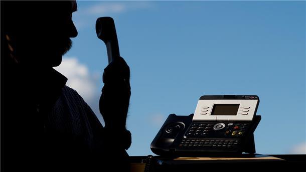 Die Betrüger geben sich am Telefon als Bankangestellte aus und versuchen auf diese Weise, Transaktionsnummern (TAN) in Erfahrung zu bringen.
