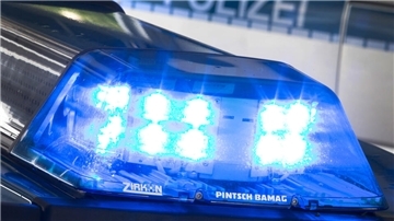 Ein Blaulicht auf dem Dach eines Polizeiwagens.