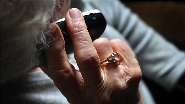 Die Betrüger melden sich oft telefonisch. Sie haben es auf Bargeld abgesehen. Auch im Landkreis Cuxhaven sind im vergangenen Jahr wieder etliche Senioren auf den „Enkeltrick“ hereingefallen.
