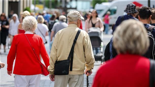 Studie: Deutsche Bevölkerung legt bis 2040 zu und altert Die Bevölkerungszahl in Deutschland soll laut einer Studie bis zum Jahr 2040 minimal zulegen.
