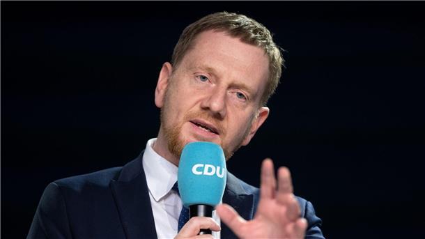 Bezahlkarte soll Zahlungen in Herkunftsländer erschweren Die Bezahlkarte sei wichtig, um Transferzahlungen von Geflüchteten in ihre Herkunftsländer zu erschweren, sagt Michael Kretschmer.