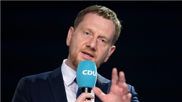 Die Bezahlkarte sei wichtig, um Transferzahlungen von Geflüchteten in ihre Herkunftsländer zu erschweren, sagt Michael Kretschmer.