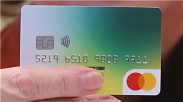 Die Bezahlkarte soll verhindern, dass Geld ins Ausland überwiesen wird.